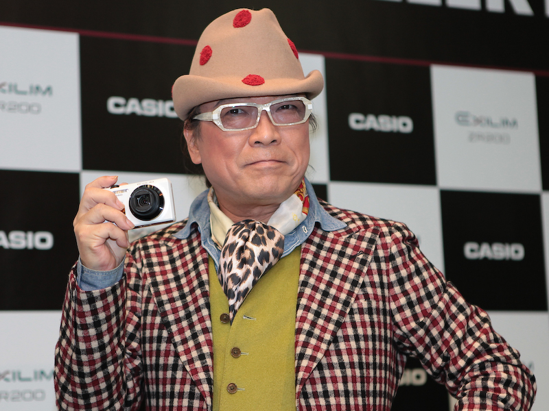 <b>EX-ZR200を持つドン小西氏</b>