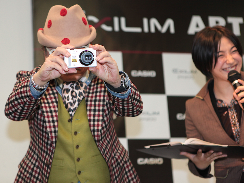 <b>さらには取材陣に向かってパチリ</b>