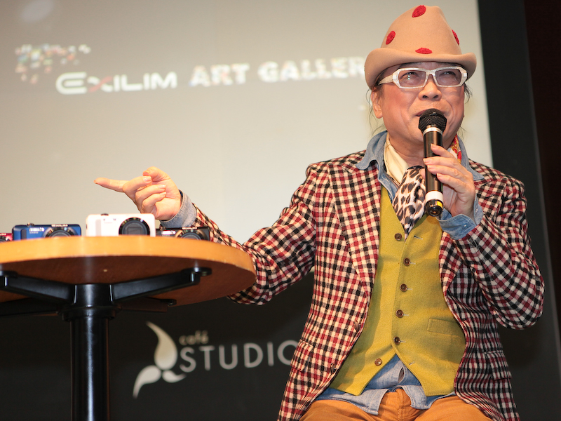 <b>EXILIMを肌身離さず持っているという</b>