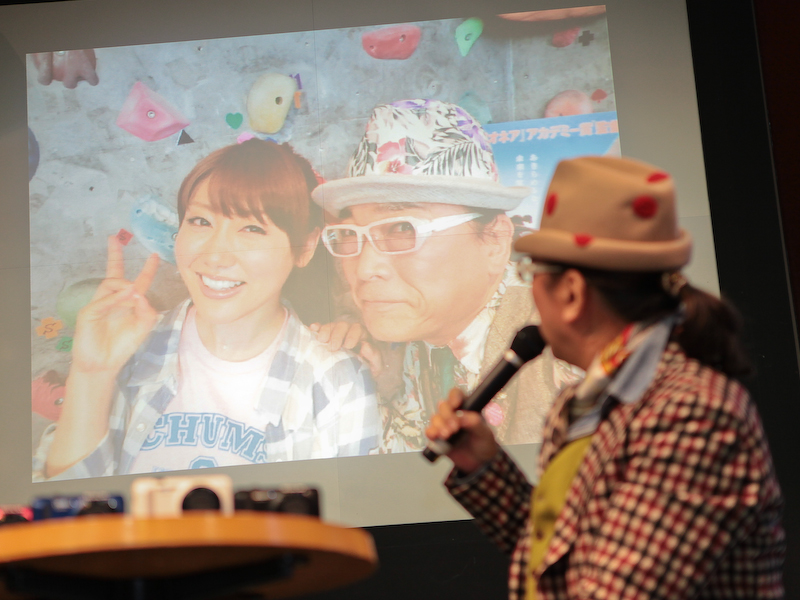 <b>有名人とのツーショットなどを良く撮るとのこと</b>