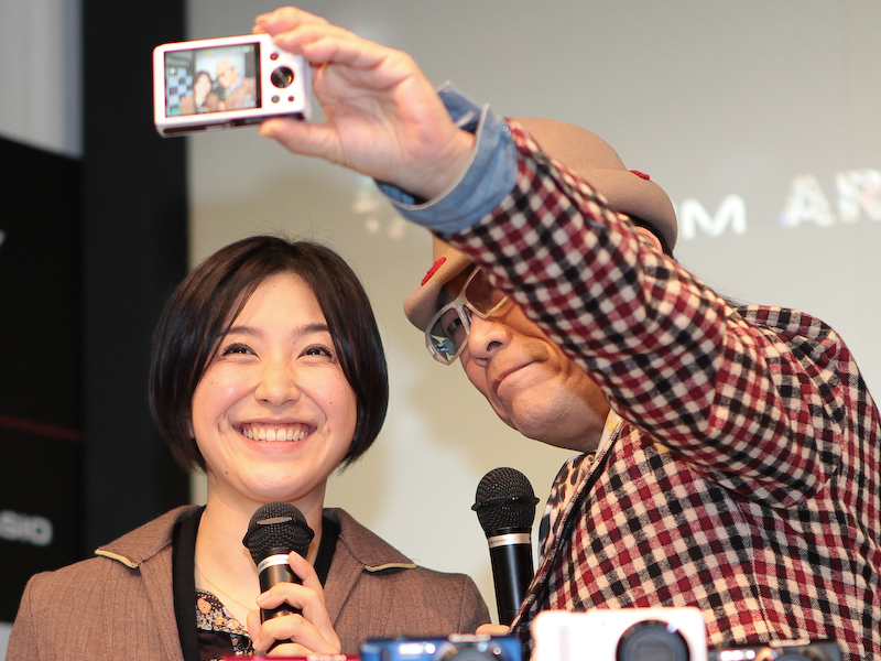 <b>司会者とツーショットを撮影しながらテクニックを披露した</b>