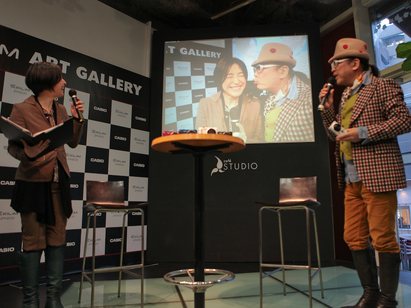 <b>トークショー中に撮影した写真は、無線LAN付SDメモリーカード「Eye-Fi」を使ってすぐにプロジェクターで投影した</b>