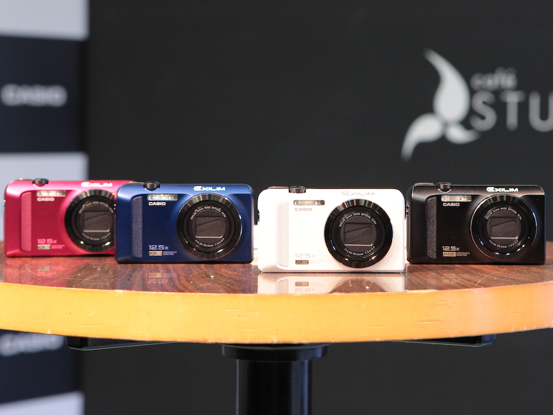 <b>EX-ZR200のカラーバリエーション</b>