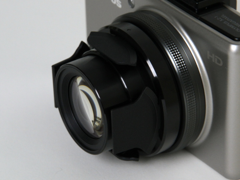 <b>自動開閉キャップはレンズ鏡胴に連動して開閉する</b>