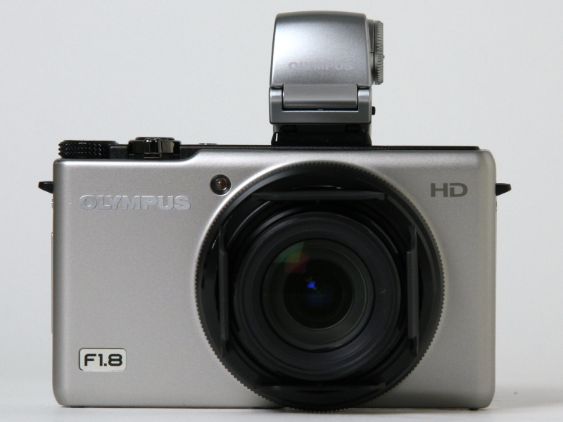 <b>左側面にロック解除スイッチと視度調節ダイヤルを備える</b>