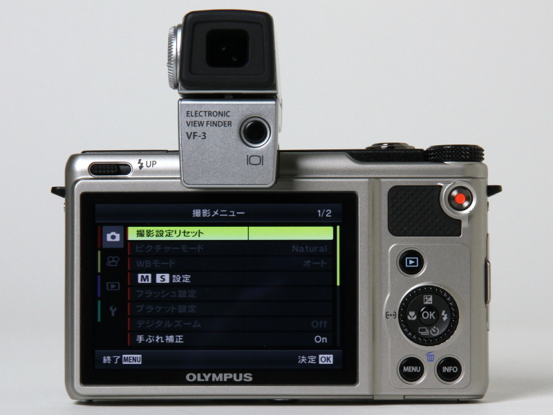 <b>左側面にロック解除スイッチと視度調節ダイヤルを備える</b>