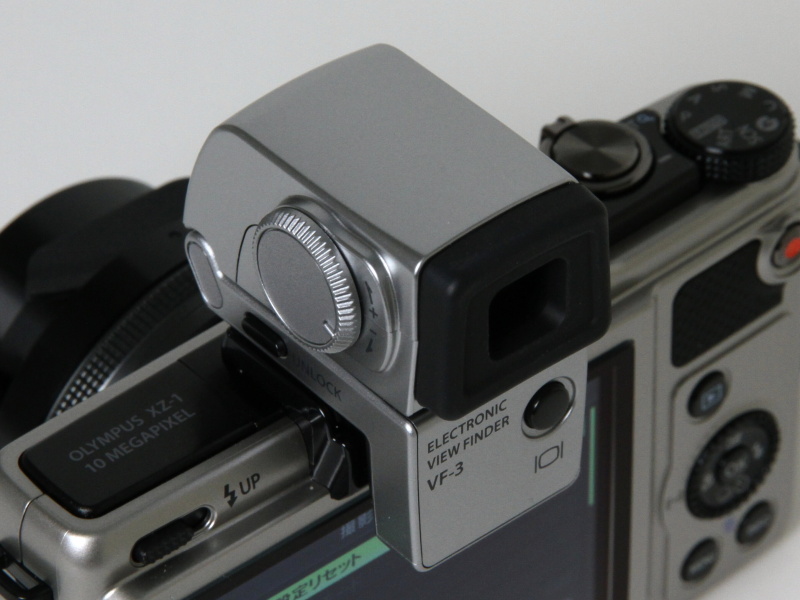 <b>左側面にロック解除スイッチと視度調節ダイヤルを備える</b>