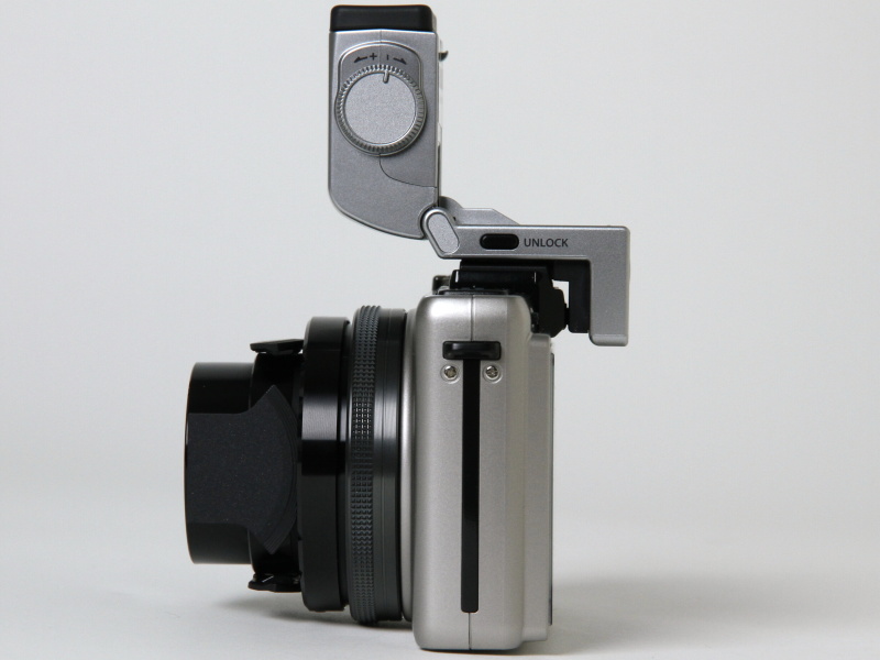 <b>左側面にロック解除スイッチと視度調節ダイヤルを備える</b>