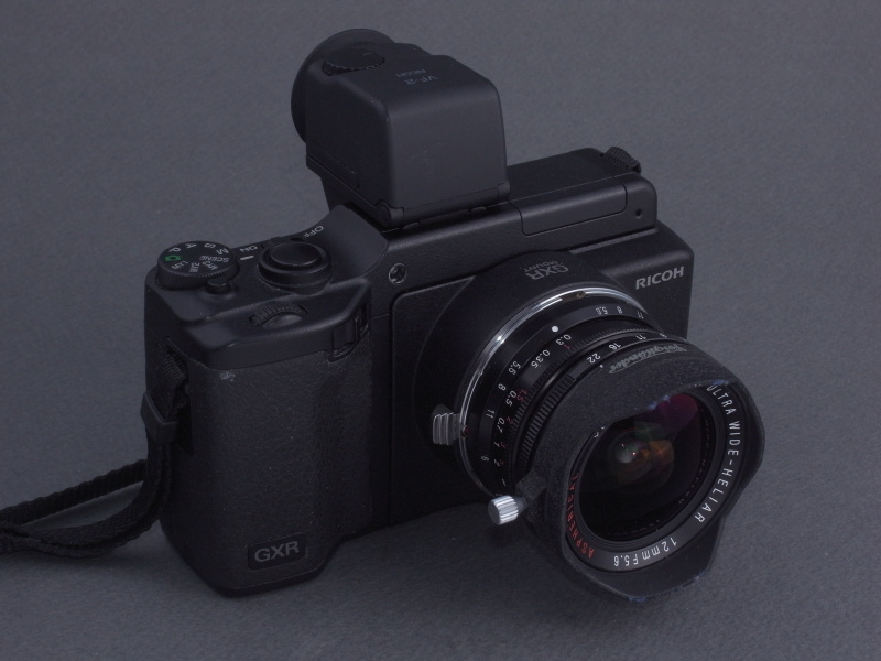 <b>GXR MOUNT A12ユニットをGXR本体にセットし、コシナ製「ウルトラワイドへリアー12mm F5.6」を装着したところ。ライカ判換算18mm相当のほどよい使い勝手のスーパーワイドになり、その描写は周辺まで驚くほどシャープ。しかしこのレンズの最短撮影距離は30cmで、昆虫などの小さな被写体の撮影には不向きだ</b>