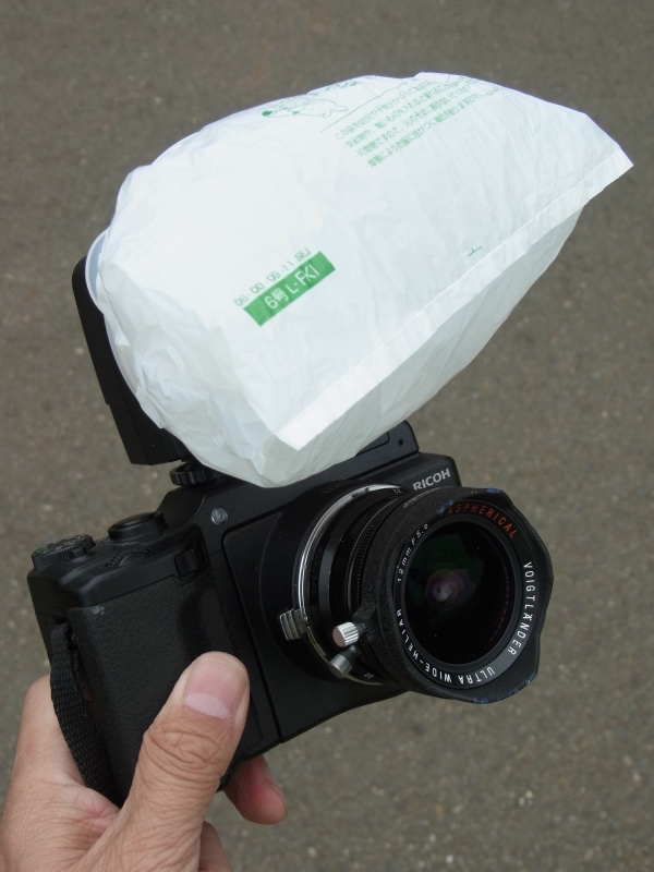 <b>Lマウントのコシナ製「ウルトラワイドへリアー12mm F5.6」はリコーGXR MOUNT A12ユニットに装着すると、非常に優れた描写をする。今回はこの銘レンズで“広角マクロ撮影”が可能なシステムを考案してみた。</b>