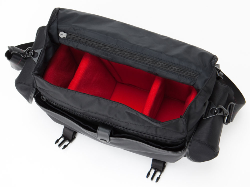 <b>AOC-CF1SHL-BKRDの内部</b>