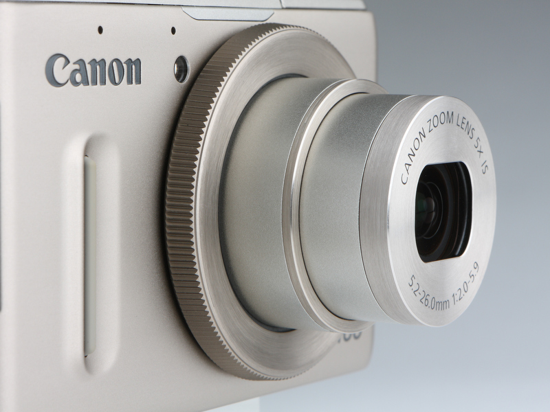 <b>コントローラーリングはPowerShot S90から続くもので、近年のSシリーズのアイデンティティといえるもの。カメラを構えた状態のまま直感的で素早い操作が楽しめる。クリック音がちょっと耳障りに感じられるのは残念</b>