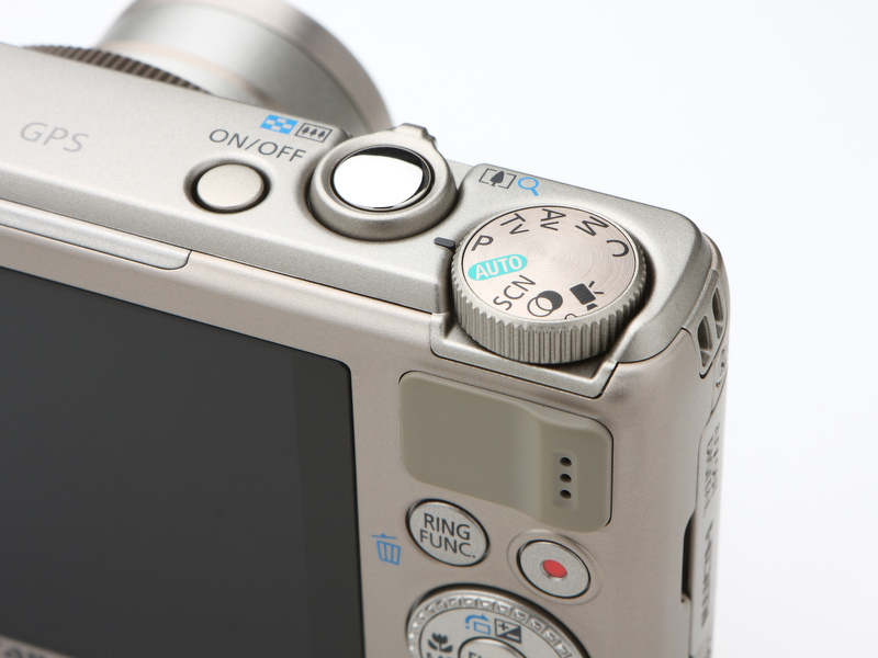 <b>モードダイヤルは不用意に回転しないよう若干硬めの感触となる。カメラ背面には右手親指用の滑り止めが新たに備わった。掲載した写真の通り、シルバーのボディカラーは赤みをわずかに帯びたものとなる</b>