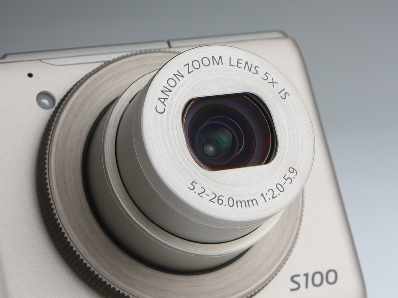 <b>搭載するレンズは、28~105mm相当の3.8倍ズームから24~120mmの5倍ズームに変わった。ワイド端の開放値は従来と同じF2を実現する。撮影シーンに応じてブレ補正を自動的に切り換えるマルチシーンIS機構を内蔵する</b>