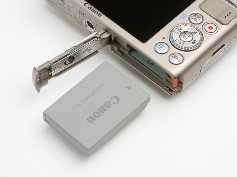 <b>バッテリーはNB-5Lを採用。GPS機能やロガー機能を使わなければ持ちはよいほうだ。使用メディアはSDXC/SDHC/SDメモリーカード。Eye-Fiカードにも対応する</b>