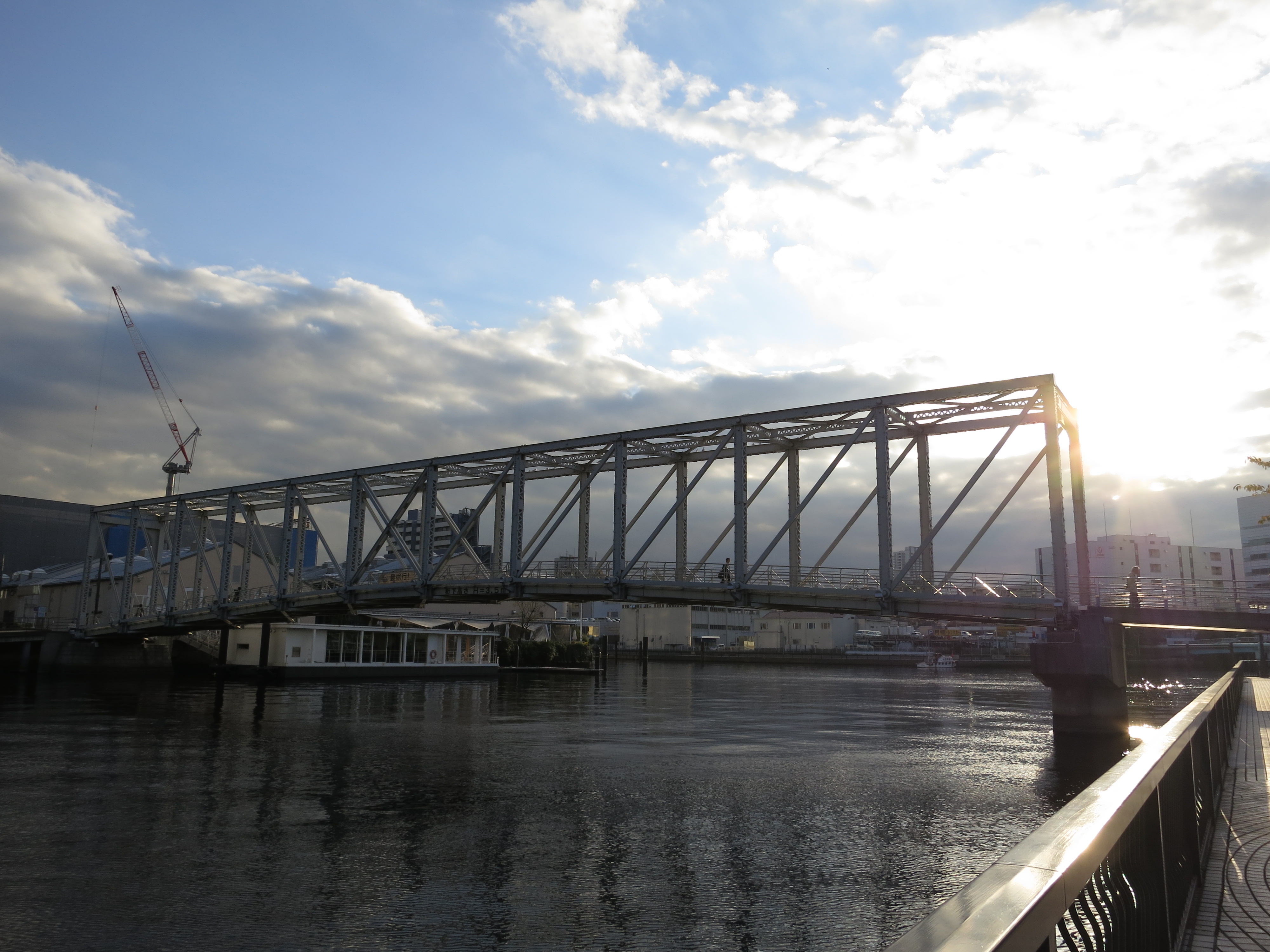 <b>Dレンジ:OFF / PowerShot S100 / 約2.3MB / 4,000×3,000 / 1/500秒 / F4 / 0.0EV / ISO80 / WB:オート / 5.2mm</b>