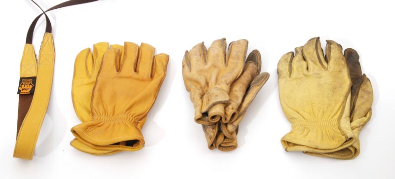 <b>GST-1イエロー（左）とグリップスワニーのグローブ</b>