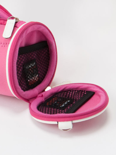 <b>記録メディアなどを収納できるメッシュポケットを装備　</b>