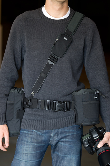 <b>「キープイットアップ・ショルダーストラップ」使用例。腰に装着しているのがスピードベルト</b>