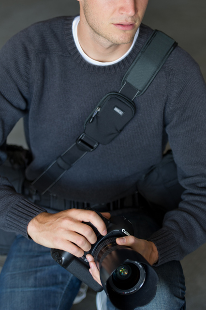 <b>「キープイットアップ・ショルダーストラップ」使用例。腰に装着しているのがスピードベルト</b>