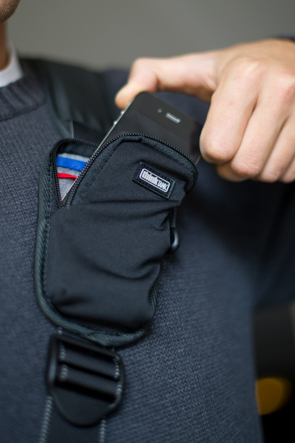 <b>携帯電話などを収納可能なストレッチポケットを装備</b>