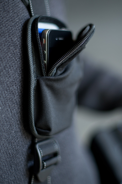 <b>携帯電話などを収納可能なストレッチポケットを装備</b>