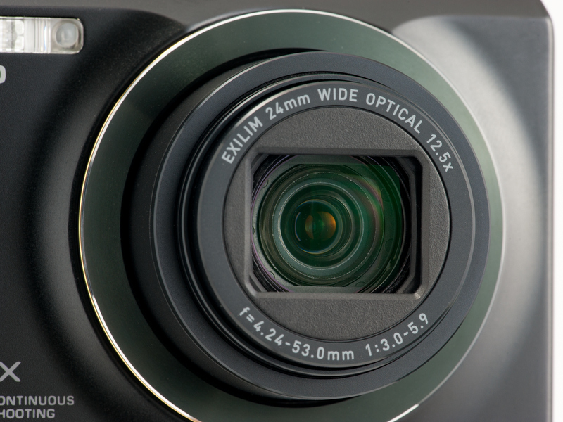 <b>24-300mm相当の光学12.5倍ズーム。開放F値はやや暗め。センサーシフト式の手ブレ補正機構を内蔵している</b>