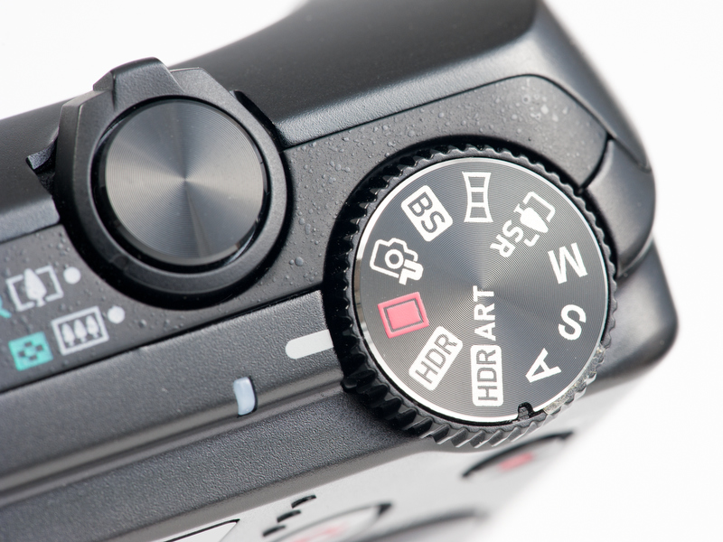 <b>「HDR」「HDRアート」などのポジションもあるモードダイヤル。一応、絞り優先AEとかも用意されている</b>