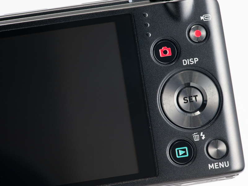 <b>背面操作部のレイアウト。左側の「撮影ボタン」「再生ボタン」はそれぞれのモードでの電源スイッチを兼ねている</b>