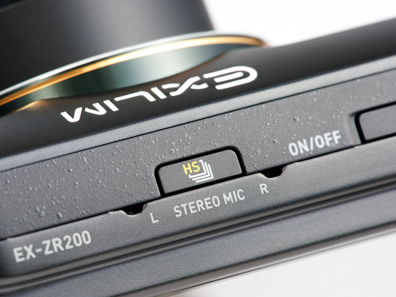 <b>上面の「HS（連続撮影切替）ボタン」は、高速連写モードのためのもの。その左右の穴はステレオマイクのもの</b>