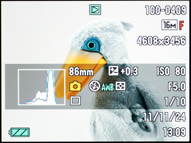 <b>こちらは再生時の画面。ヒストグラムや撮影データが写真に重なるのが少々見づらい。もうちょっとどうにかして欲しいと思う</b>