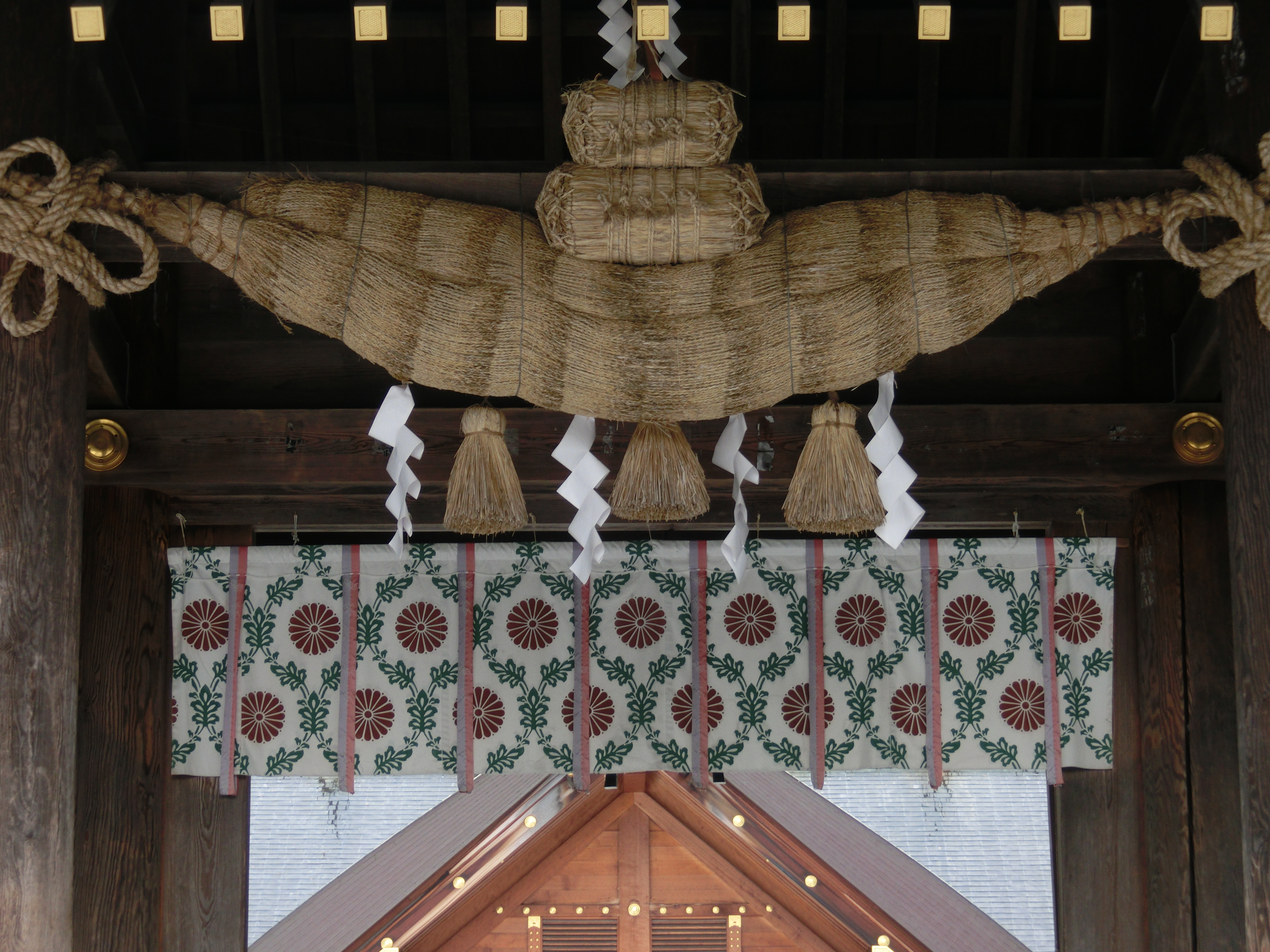 <b>ちょっと前まで七五三でにぎやかだったのが、雪が積もるようになってからずいぶん人が減った。EXILIM EX-ZR200 / 4,608×3,456 / 1/40秒 / F5.2 / 0.3EV / ISO80 / WB:オート / 17.45mm（99mm相当）</b>