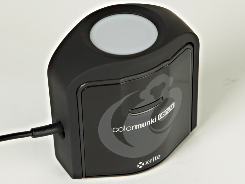 <b>乳白色の拡散板は環境光の輝度を測定するためのもの</b>