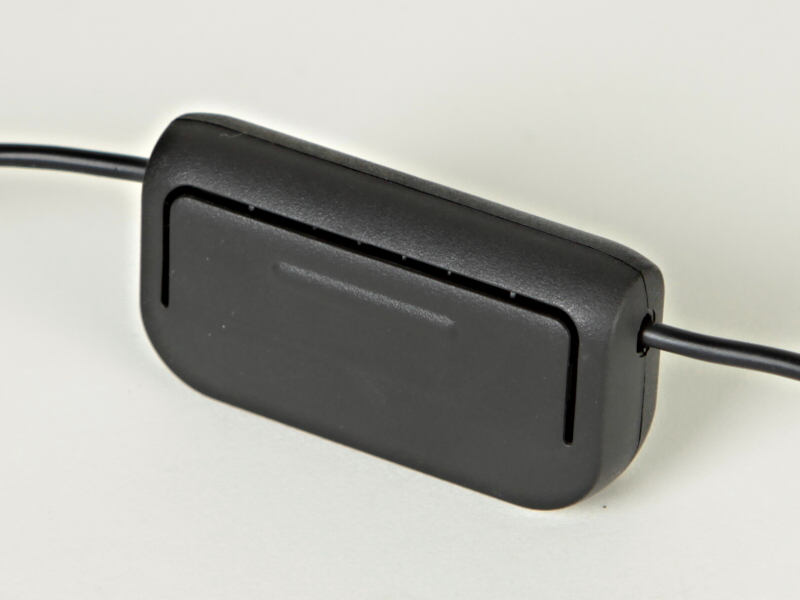 <b>USBケーブルには重りが付いており、測色器をディスプレイに置いたときにバランスが取れるようになっている</b>