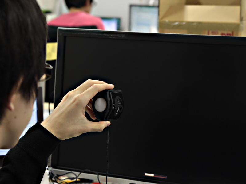 <b>測色が終わるとフレアの測定に移る。ウィザードを参考にセンサーを画面に向けて測定する</b>