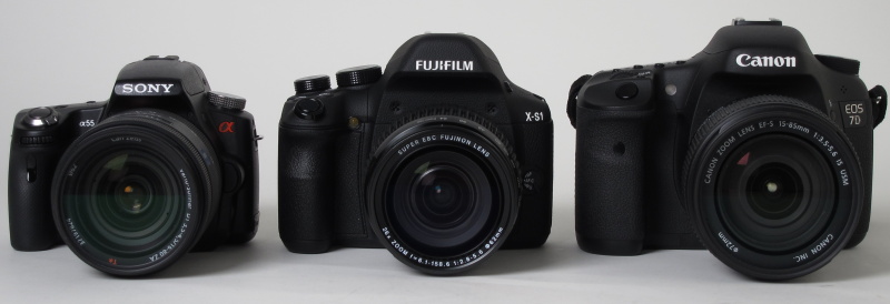 <b>（参考）ソニーα55（左）、キヤノンEOS 7D（右）とのサイズ比較</b>