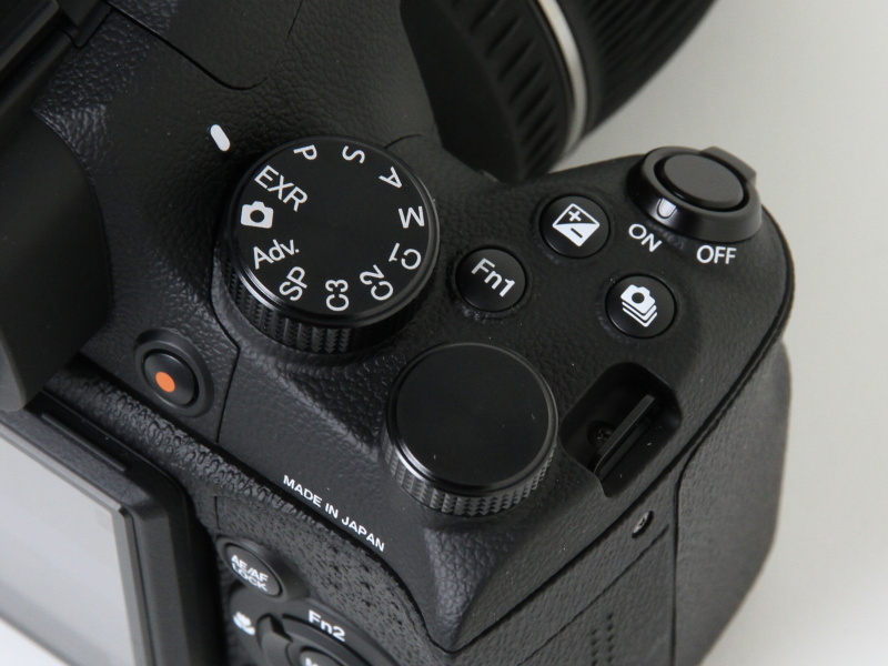 <b>上面および背面右手側の操作部</b>