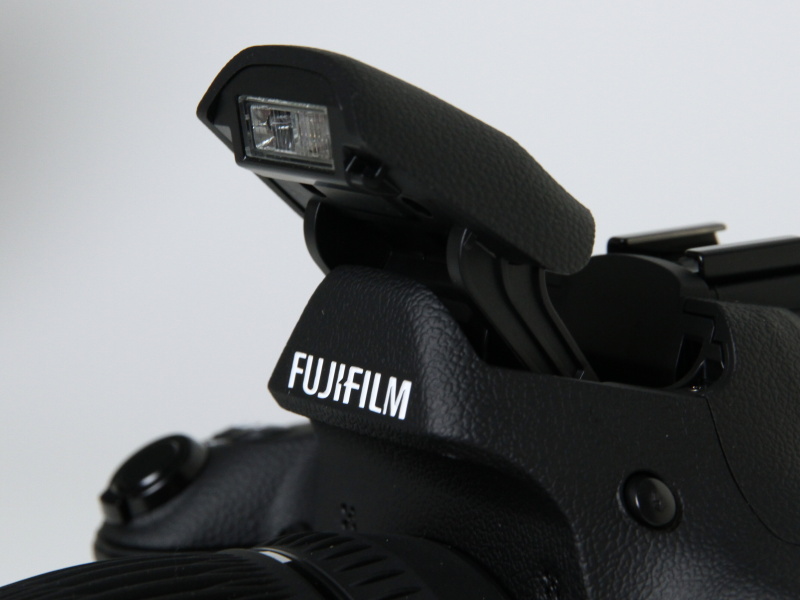 <b>内蔵ストロボをポップアップしたところ</b>