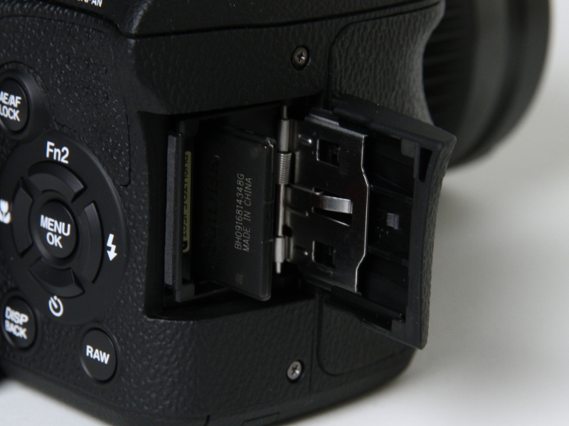 <b>記録メディアスロットは側面</b>