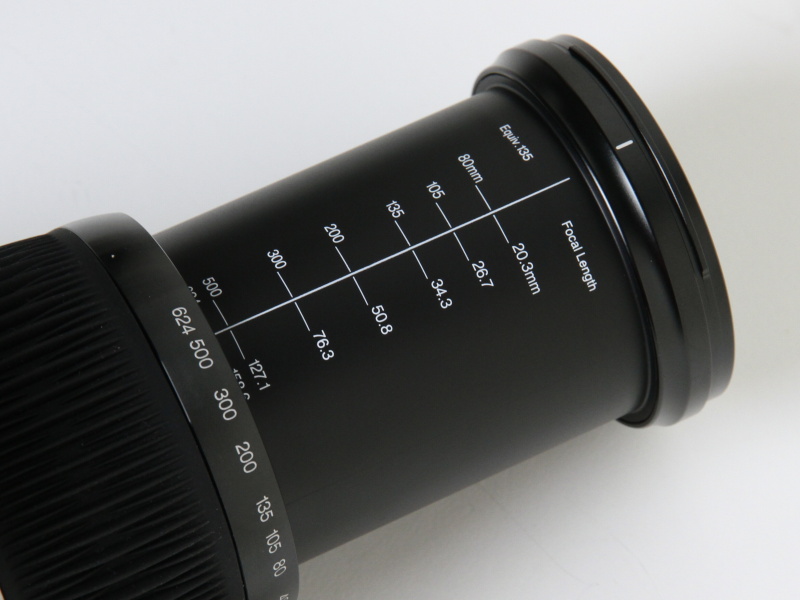 <b>レンズ鏡筒に焦点距離と135換算値を記載</b>