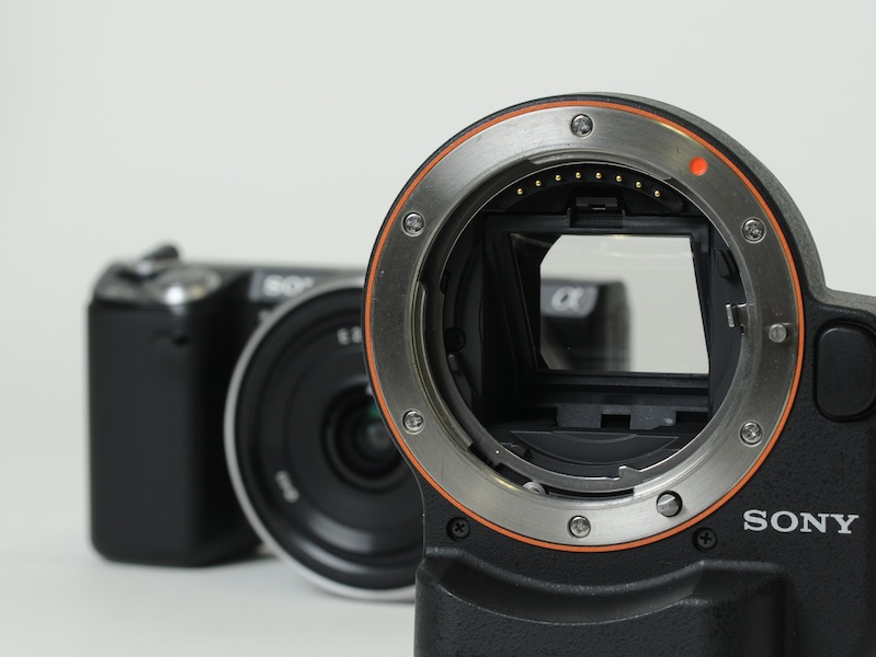 <b>透過型ミラーのため、背後が透けて見える</b>