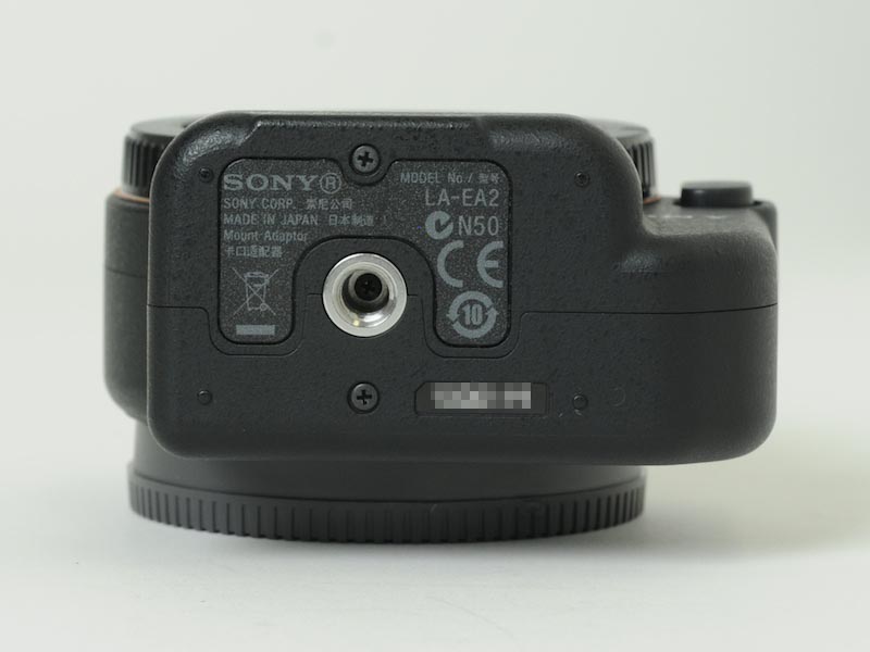 <b>底面には三脚ネジ穴を装備。LA-EA1と異なり、三脚座は一体型になった</b>