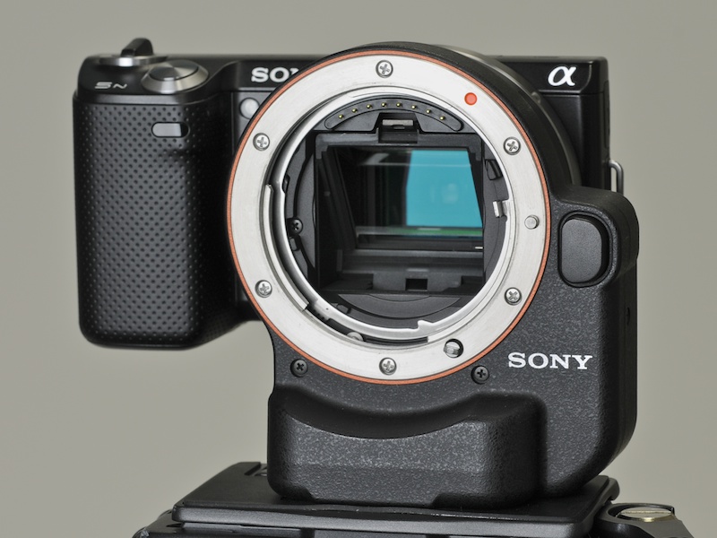 <b>NEX-5Nに装着したところ</b>