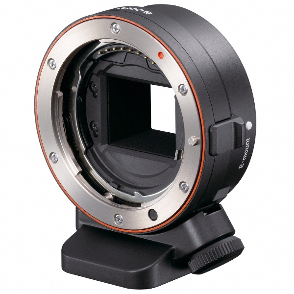 <b>2010年、NEX-5やNEX-3とともに発表されたLA-EA1。三脚を使用する撮影やMFでの利用に限れば、今でも利用価値は高い</b>