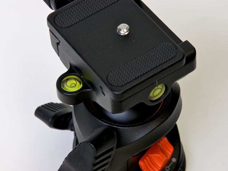 <b>シューに水準器を装備</b>