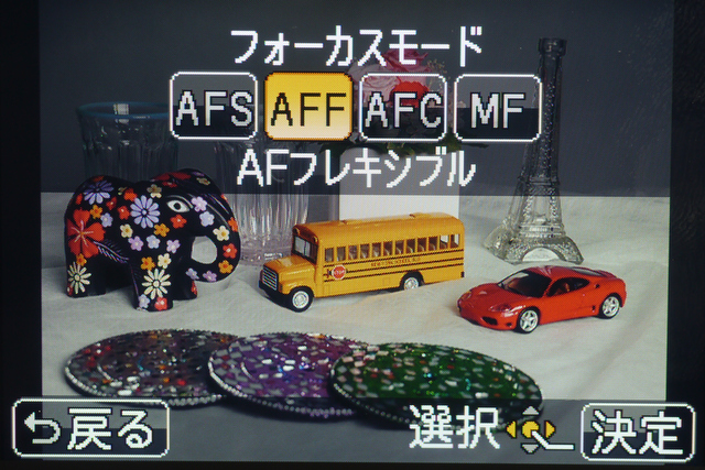 <b>パワーズームレンズ装着時は、ズームレバーによるズーミングの速度を設定することもできる。写真と動画で別々の設定が可能だ</b>