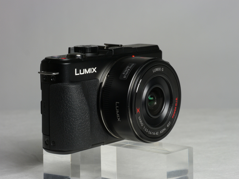 <b>GX1にパワーズーム搭載のLUMIX G X VARIO PZ 14-42mm F3.5-5.6 ASPH. POWER O.I.S.を装着したところ。電源オフ時はここまで小さくなる</b>