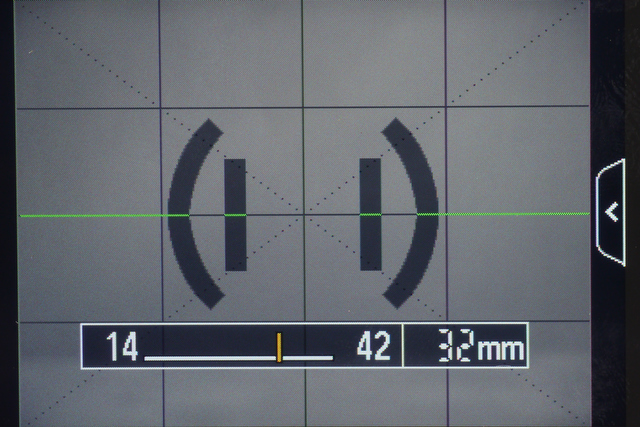 <b>パワーズーム操作を行なうと、液晶モニターに焦点距離が表示される。また、水平垂直の二軸式の電子水準器も装備された。</b>