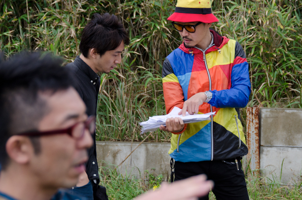 <b>11月初旬のある日。茨城県でのファッションメーカーのコレクションカタログ撮影ロケ。まだ真っ暗い中、渋谷ハチ公前。早朝５時半に集合して、大型ロケバスとワンボックスの機材車は６時には出発〜! ８時過ぎ、太平洋に面した現地ハウススタジオに到着。すぐに機材や衣装を降ろして準備開始。今回の撮影スタッフはクライアントさんを入れて24人</b>