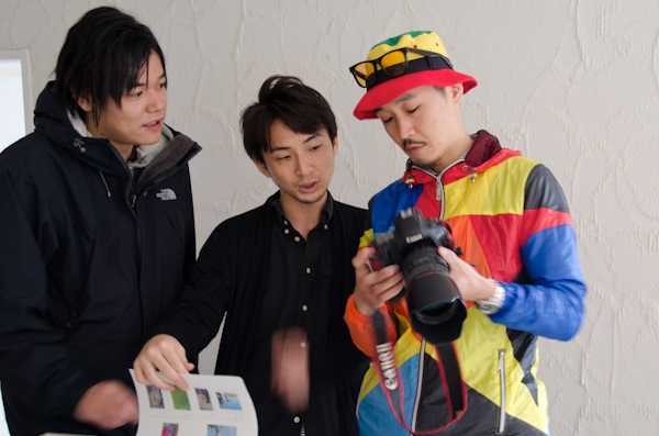 <b>11月初旬のある日。茨城県でのファッションメーカーのコレクションカタログ撮影ロケ。まだ真っ暗い中、渋谷ハチ公前。早朝５時半に集合して、大型ロケバスとワンボックスの機材車は６時には出発〜! ８時過ぎ、太平洋に面した現地ハウススタジオに到着。すぐに機材や衣装を降ろして準備開始。今回の撮影スタッフはクライアントさんを入れて24人</b>